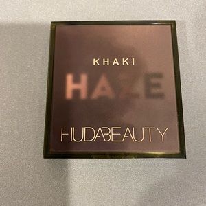 Huda Beaty khaki haze palette